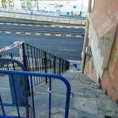 La escalera clausurada por desprendimientos en el Raval Roig de Alicante 