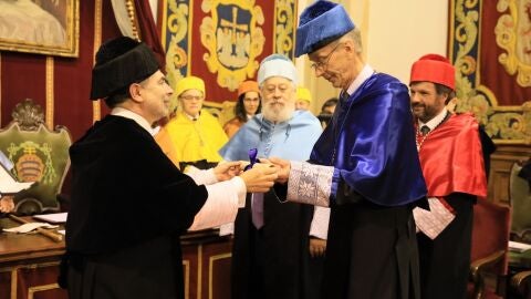 El especialista en neandertales Svante P&auml;&auml;bo, Doctor Honoris Causa de la Universidad de Oviedo