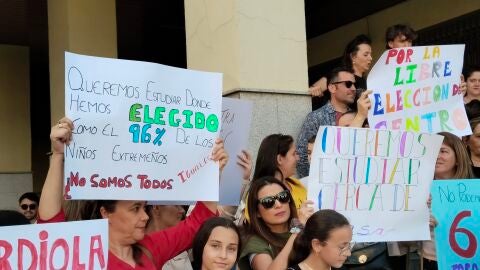 Padres y ni&ntilde;os manifest&aacute;ndose frente a la puerta de la delegaci&oacute;n de Educaci&oacute;n para reclamar una elecci&oacute;n libre de su centro educativo.