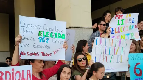 Padres y niños manifestándose frente a la puerta de la delegación de Educación para reclamar una elección libre de su centro educativo. Padres y niños manifestándose frente a la puerta de la delegación de Educación para reclamar una elección libre de su centro educativo.