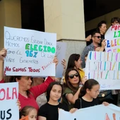 Padres y niños manifestándose frente a la puerta de la delegación de Educación para reclamar una elección libre de su centro educativo. Padres y niños manifestándose frente a la puerta de la delegación de Educación para reclamar una elección libre de su centro educativo.