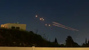 El sistema de defensa israelí, llamado Cúpula de Hierro, lanza misiles para interceptar cohetes disparados desde el Líbano