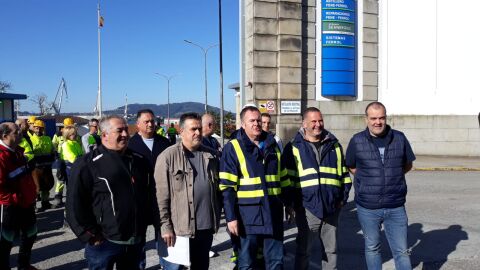 Representantes de los trabajadores a las puertas de Navantia Ferrol