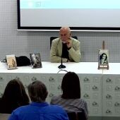 Javier Valenzuela en un encuentro con el autor