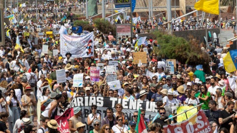 Una marea humana responde en las calles al turismo de masas: &quot;Canarias tiene un límite&quot;