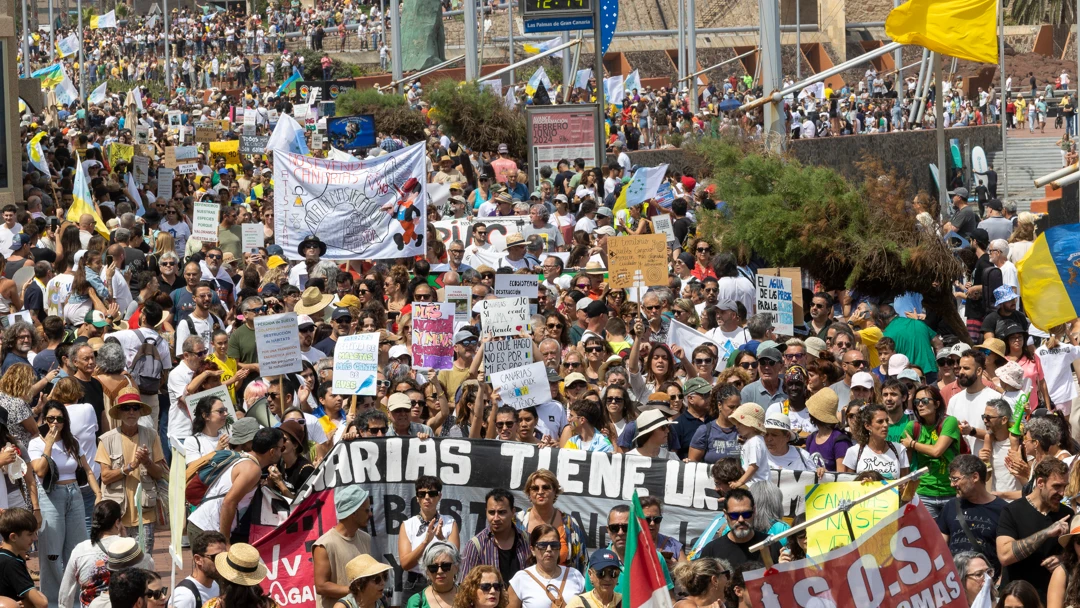 Una marea humana responde en las calles al turismo de masas: "Canarias tiene un l&iacute;mite"
