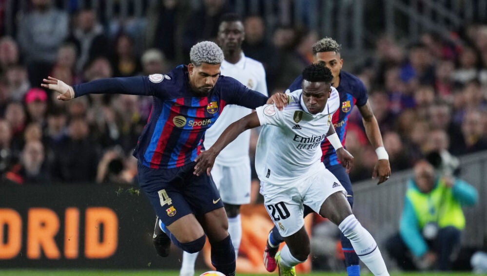Vinicius y Araujo durante un Clásico