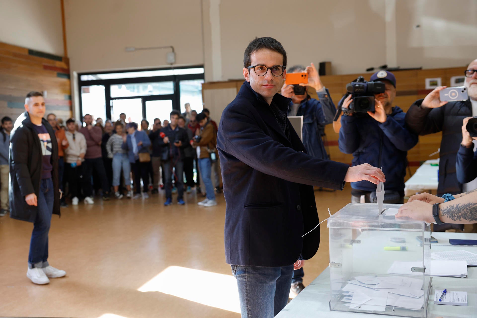 El candidato de EH Bildu a lehendakari Pello Otxandiano (c) ejerce su derecho al voto. El candidato de EH Bildu a lehendakari Pello Otxandiano (c) ejerce su derecho al voto.