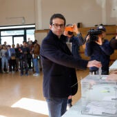 El candidato de EH Bildu a lehendakari Pello Otxandiano (c) ejerce su derecho al voto.
