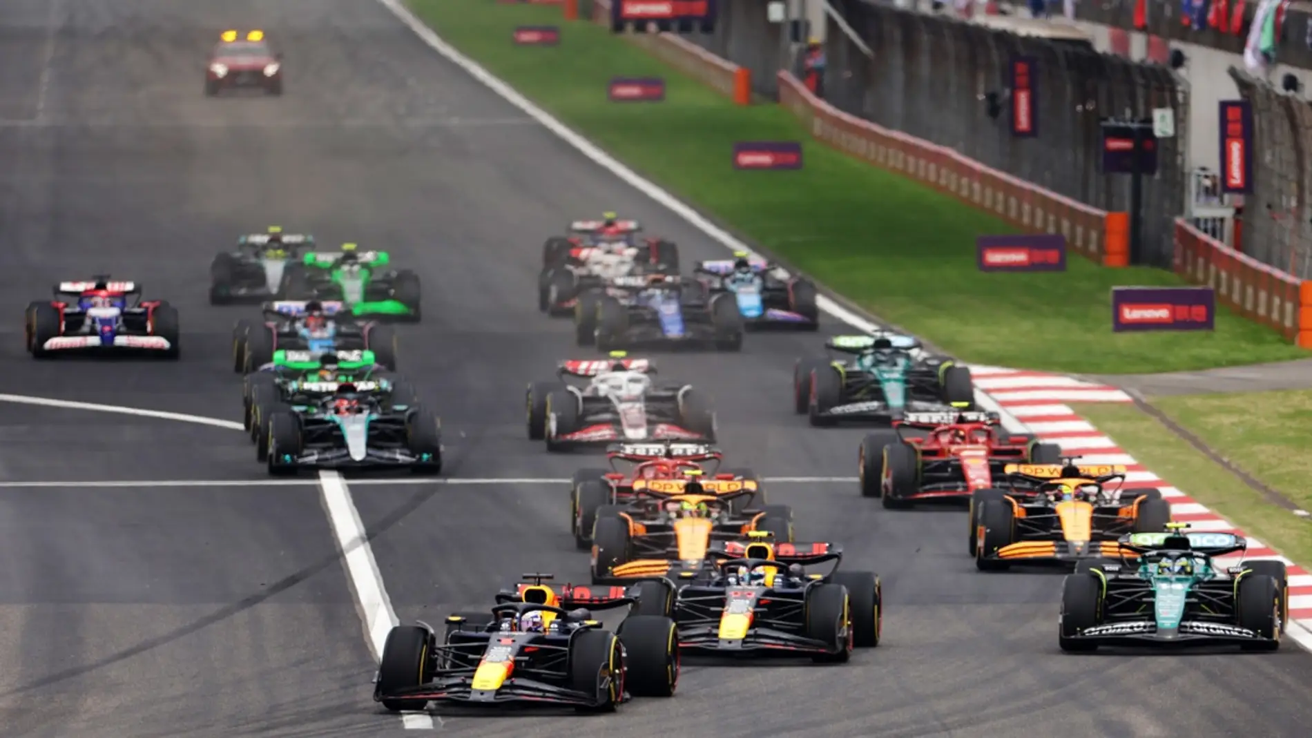 Max Verstappen se hace con la victoria en el Gran Premio de China, con Pérez tercero