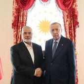 Foto facilitada por el Servicio de Prensa del presidente de Turquía, el presidente Recep Tayyip Erdogan (D) y el líder de Hamás, Ismail Haniyeh (I)