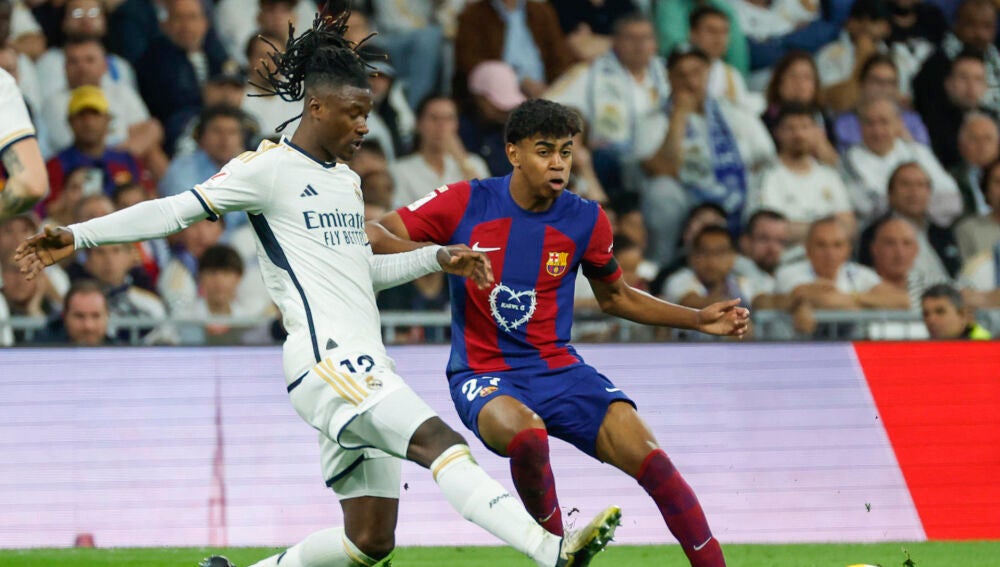 Camavinga y Lamine Yamal durante el Clásico