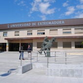 La Universidad de Extremadura celebra su medio siglo de vida con una jornada con música en español este jueves