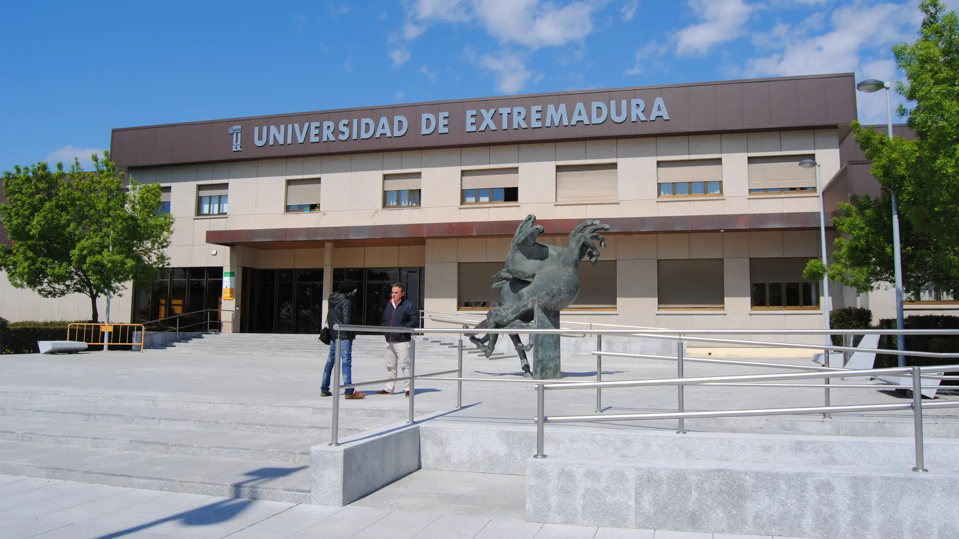 La Universidad de Extremadura celebra su medio siglo de vida con una jornada con música en español este jueves