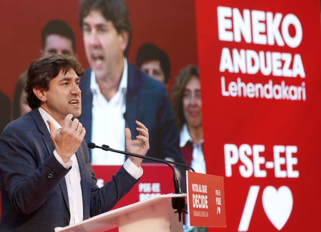 Imagen de la semana pasada de un acto electoral del PSE en el que interviene el candidato a lehendakari, Eneko Andueza. Imagen de la semana pasada de un acto electoral del PSE en el que interviene el candidato a lehendakari, Eneko Andueza.