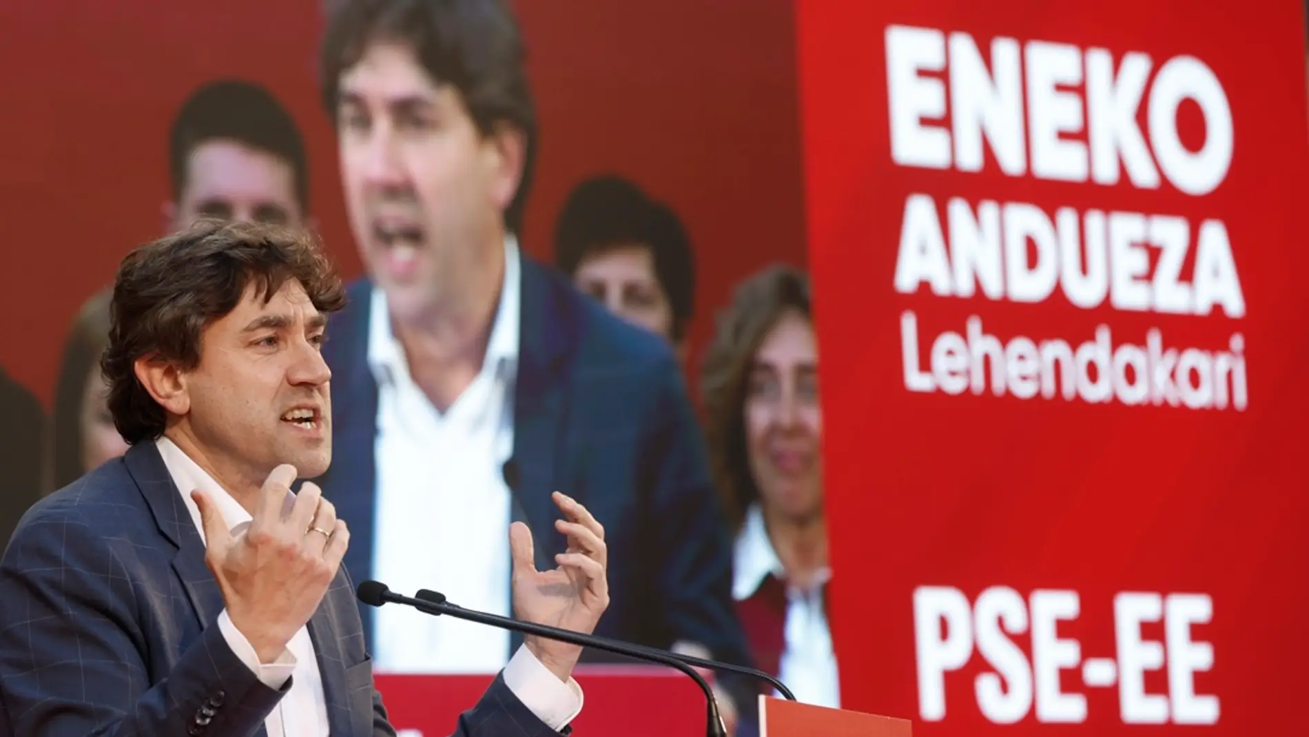 Imagen de la semana pasada de un acto electoral del PSE en el que interviene el candidato a lehendakari, Eneko Andueza. /EFE/Juan Herrero