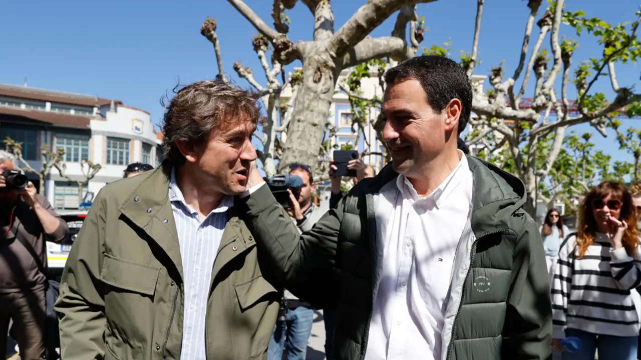 Los candidatos de PNV, Imanol Pradales (d), y del PSOE, Eneko Andueza Los candidatos de PNV, Imanol Pradales (d), y del PSOE, Eneko Andueza