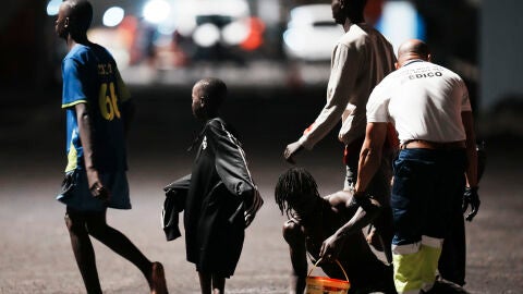 Imagen de menores migrantes no acompañados a su llegada a puerto