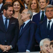 Los presidentes del Real Madrid, Florentino Pérez, y del FC Barcelona, Joan Laporta, junto al ministro de Transportes y Movilidad Sostenible, Óscar Puente