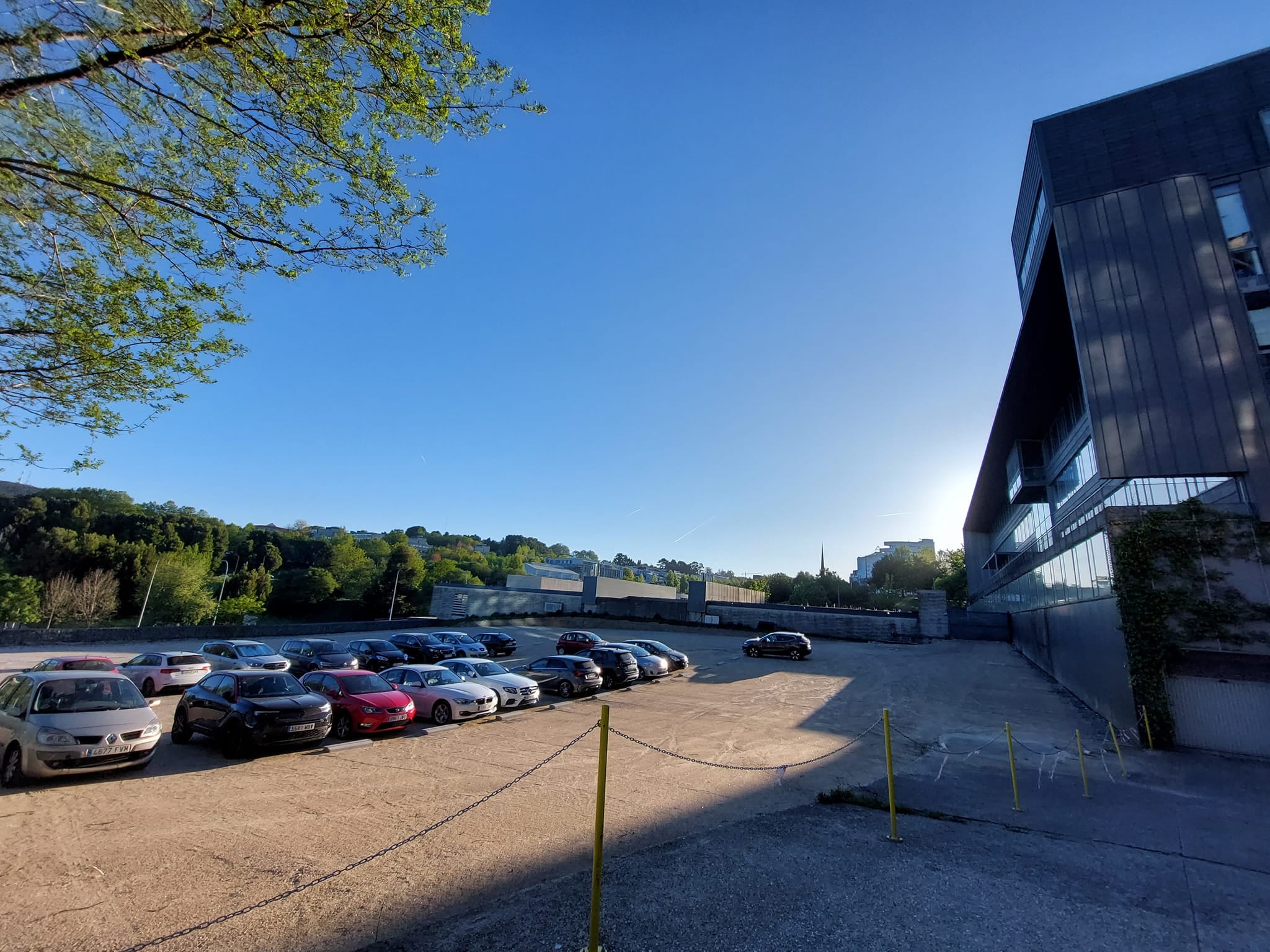 Abierto el aparcamiento provisional y gratuito con 151 plazas en el entorno del edificio Cimus para dar servicio al Hospital Clínico de Santiago Abierto el aparcamiento provisional y gratuito con 151 plazas en el entorno del edificio Cimus para dar servicio al Hospital Clínico de Santiago