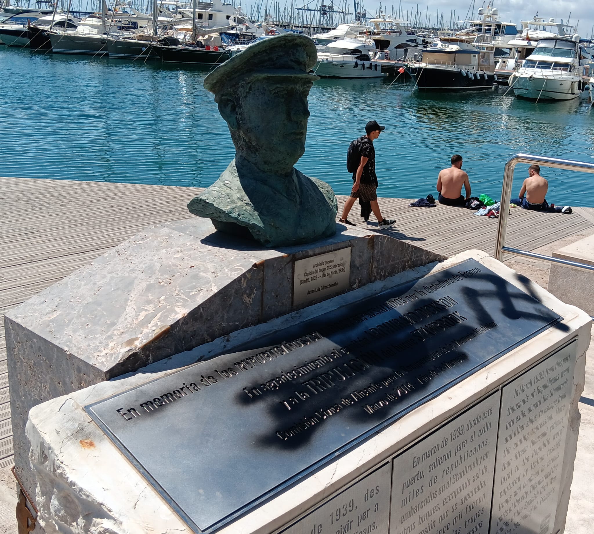 Vuelven a vandalizar con una esvástica el memorial del capitán del buque Stambrook en el Puerto de Alicante Vuelven a vandalizar con una esvástica el memorial del capitán del buque Stambrook en el Puerto de Alicante