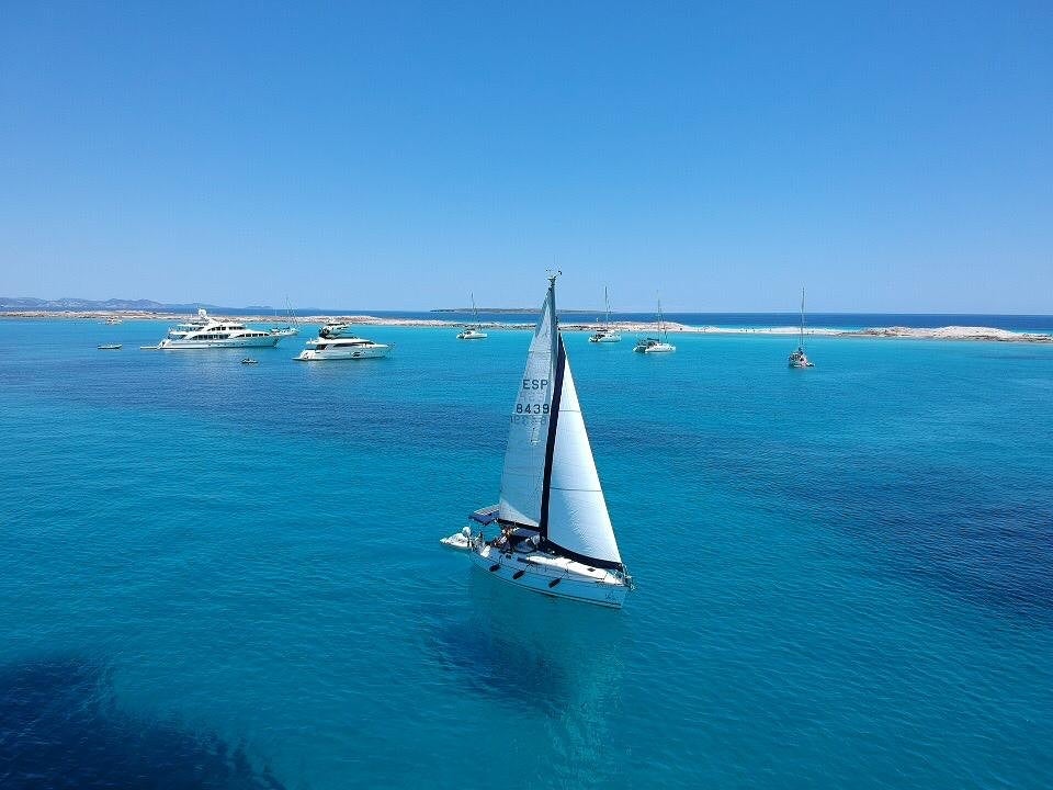Virazón Charter: La experiencia definitiva en alquiler de barcos en la isla de Ibiza Virazón Charter: La experiencia definitiva en alquiler de barcos en la isla de Ibiza