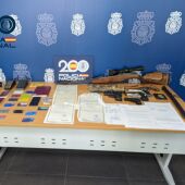 Efectos, dinero, documentación y armas de fuego intervenidas por la Policía Nacional.
