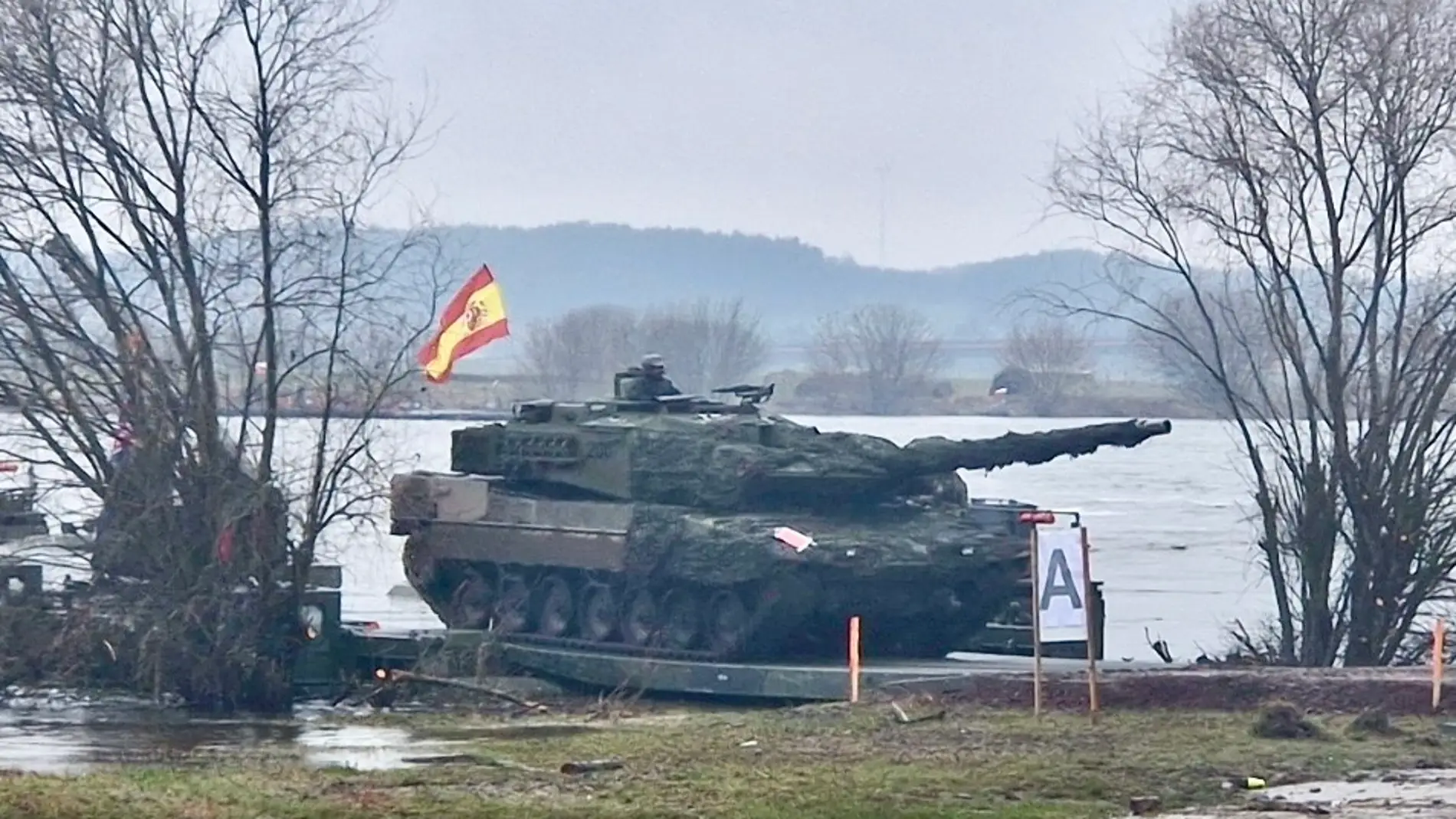 Un carro de combate Leopardo, de la BRI X, tras el cruce del río Vístula, durante el ejercicio de la OTAN 'Steadfast Defender' en Polonia.