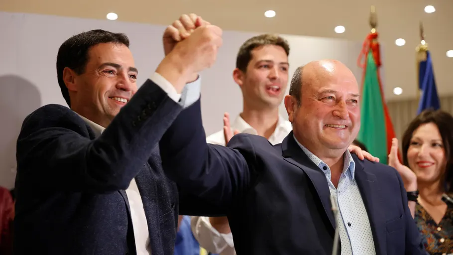 El candidato a lehendakari del PNV, Imanol Pradales, y el presidente del PNV Andoni Ortuzar celebran los resultados electorales vascos.