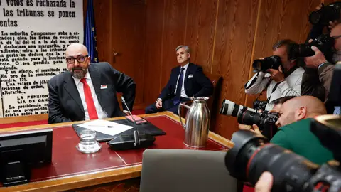 Koldo García (i), que fuera asesor del exministro José Luis Ábalos, a su llegada para comparecer ante la comisión del Senado por su imputación en la presunta trama de corrupción por la compraventa de mascarillas durante la pandemia, este lunes, en la Cámara Alta. Koldo García (i), que fuera asesor del exministro José Luis Ábalos, a su llegada para comparecer ante la comisión del Senado por su imputación en la presunta trama de corrupción por la compraventa de mascarillas durante la pandemia, este lunes, en la Cámara Alta. /EFE/ J.J. Guillén