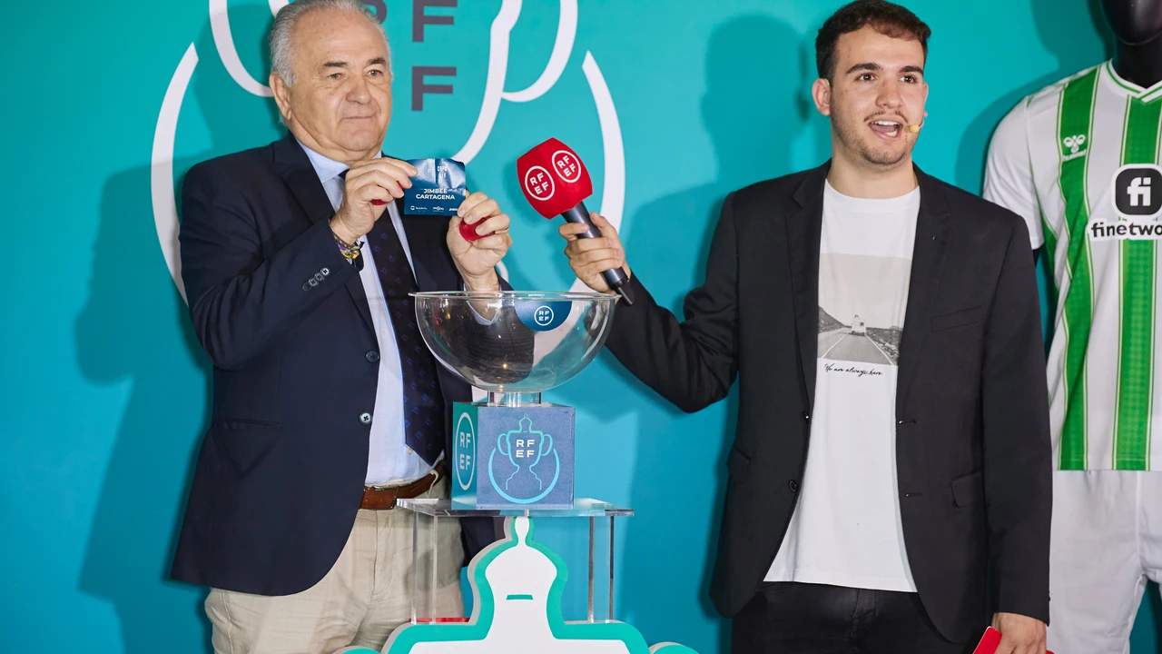 Rafael Gordillo saca la bola del Jimbee Cartagena en el sorteo de la Final Four.
