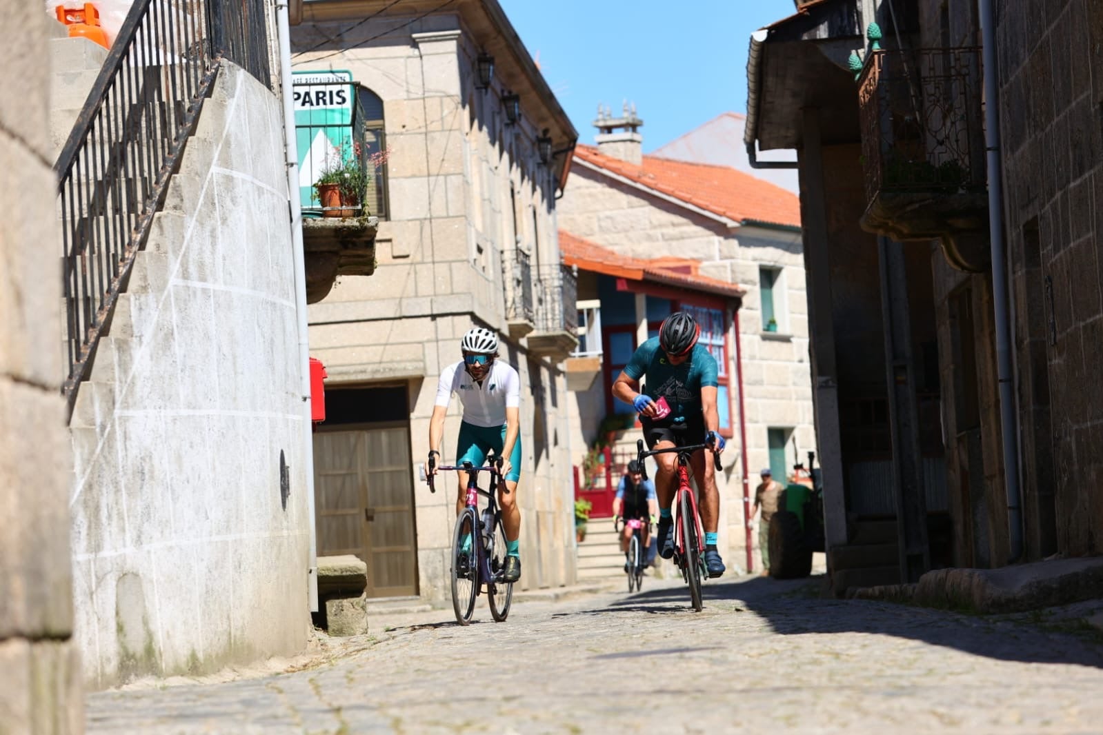 Preto de 400 cicloturistas percorren a Baixa Limia na “Ourense Strade Termal” Preto de 400 cicloturistas percorren a Baixa Limia na “Ourense Strade Termal”