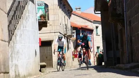 Preto de 400 cicloturistas percorren a Baixa Limia na “Ourense Strade Termal” Preto de 400 cicloturistas percorren a Baixa Limia na “Ourense Strade Termal”