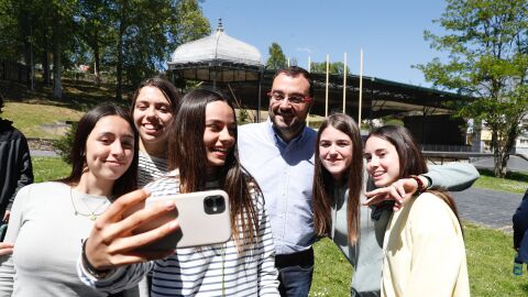 Adri&aacute;n Barb&oacute;n se hace una foto con j&oacute;venes