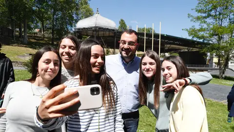 Adrián Barbón se hace una foto con jóvenes Adrián Barbón se hace una foto con jóvenes