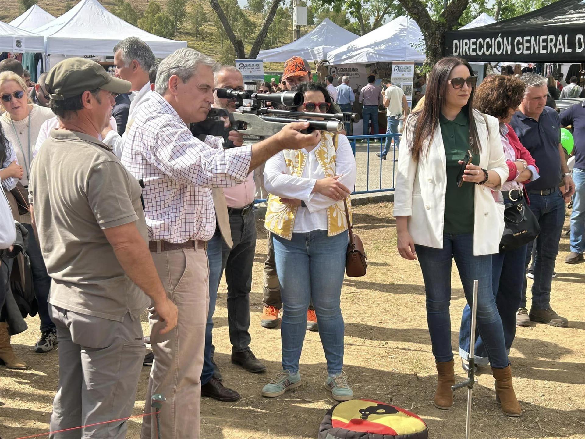 El Consejero Higuero destaca la importancia de la caza para el Mundo Rural en el IX Día del Cazador celebrado en Hornachos El Consejero Higuero destaca la importancia de la caza para el Mundo Rural en el IX Día del Cazador celebrado en Hornachos
