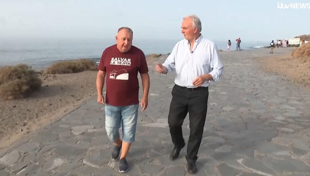 El comunicador y activista galés Brian Harrison conversa con uno de los reporteros internacionales que están cubriendo el descontento isleño del 20A