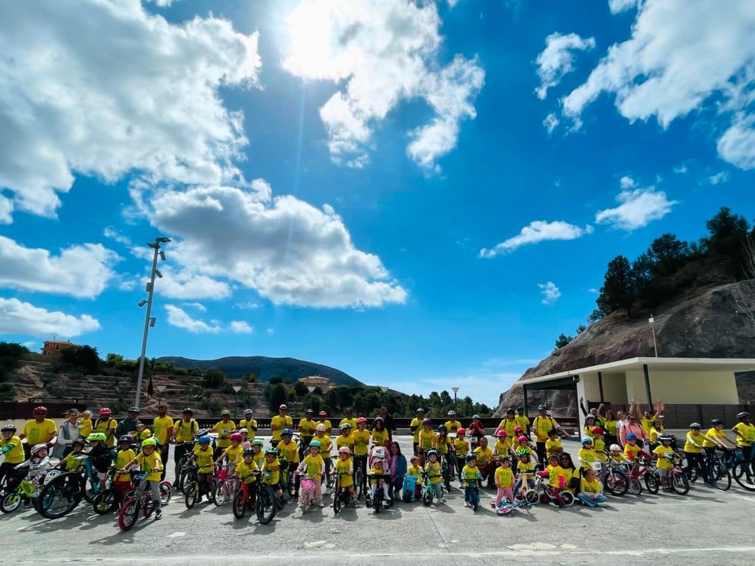 El 'Día de la Bici' de Finestrat reúne a un centenar de participantes El 'Día de la Bici' de Finestrat reúne a un centenar de participantes