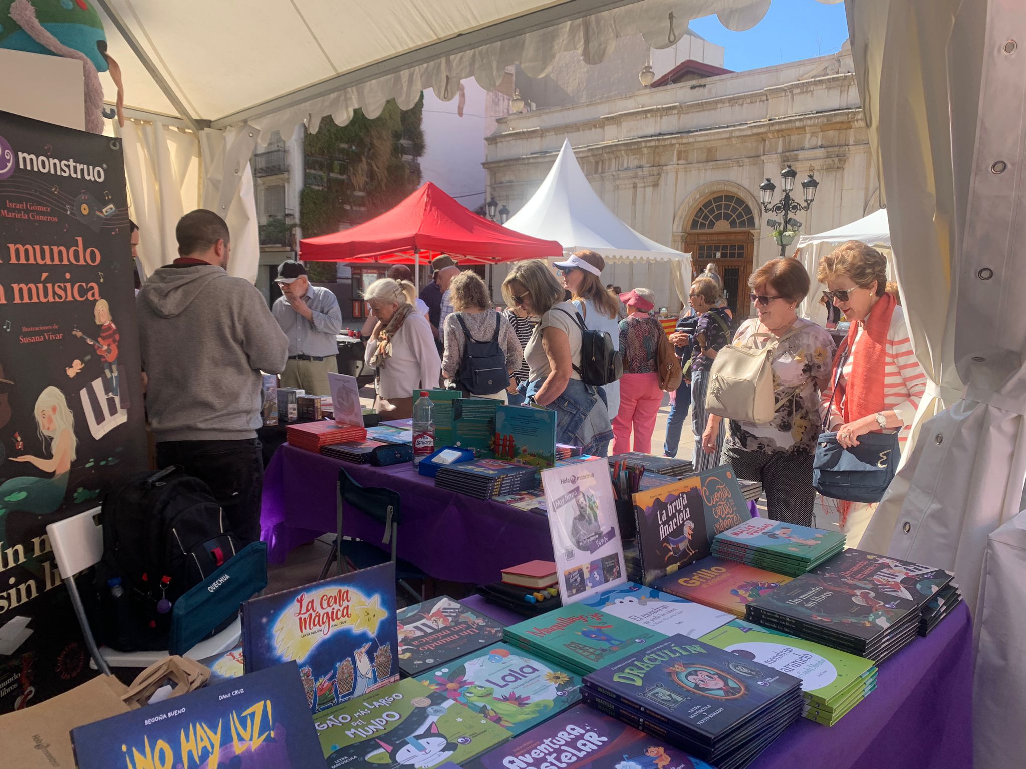 Castellón cierra la VI edición del Salón del Cómic con más de 2.000 ventas y 3.000 asistentes Castellón cierra la VI edición del Salón del Cómic con más de 2.000 ventas y 3.000 asistentes