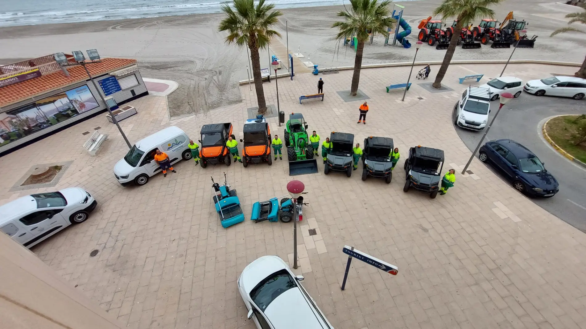 El Ayuntamiento de Santa Pola ha presentado la nueva maquinaria para la limpieza de sus playas, calas y espigones.