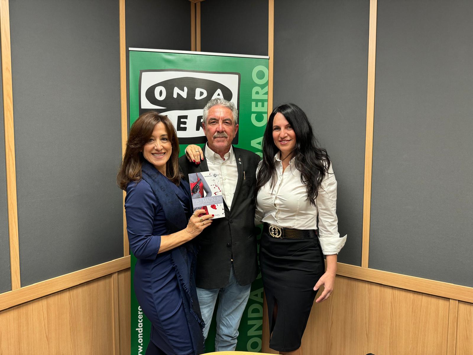 Manuel Avilés presenta en Más de uno Alicante su nuevo libro '357 Magnum. Por ti me juego la salvación' Manuel Avilés presenta en Más de uno Alicante su nuevo libro '357 Magnum. Por ti me juego la salvación'