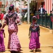Una mujer pasea acompañada por dos menores por el Real de Los Remedios Una mujer pasea acompañada por dos menores por el Real de Los Remedios