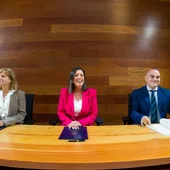Patricia Cavada, en el instante de la firma Patricia Cavada, en el instante de la firma