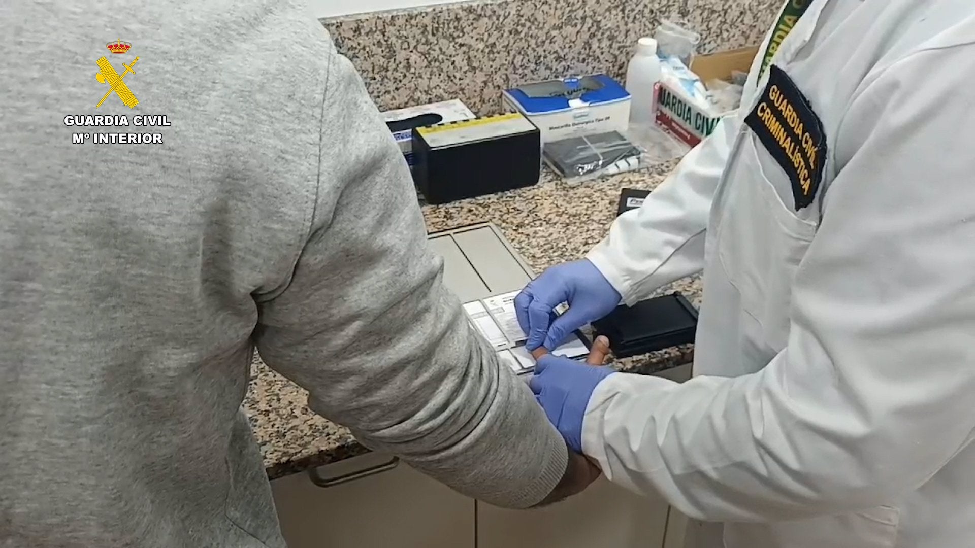 Cinco detenidos acusados de maltratar a sus hijas y de intentar un matrimonio forzado Cinco detenidos acusados de maltratar a sus hijas y de intentar un matrimonio forzado