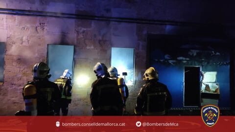 Bomberos de Manacor, Felanitx y Llucmajor act&uacute;an en el incendio que ha consumido un almac&eacute;n de productos qu&iacute;micos de una empresa de Petra