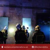 Bomberos de Manacor, Felanitx y Llucmajor actúan en el incendio que ha consumido un almacén de productos químicos de una empresa de Petra