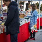 Dues persones miren llibres a una de les moltes parades al centre de Barcelona Dues persones miren llibres a una de les moltes parades al centre de Barcelona