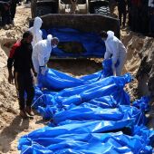 Imagen de archivo de palestinos enterrando cuerpos en Gaza
