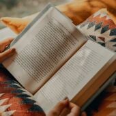 Imagen de recurs de una persona leyendo un libro