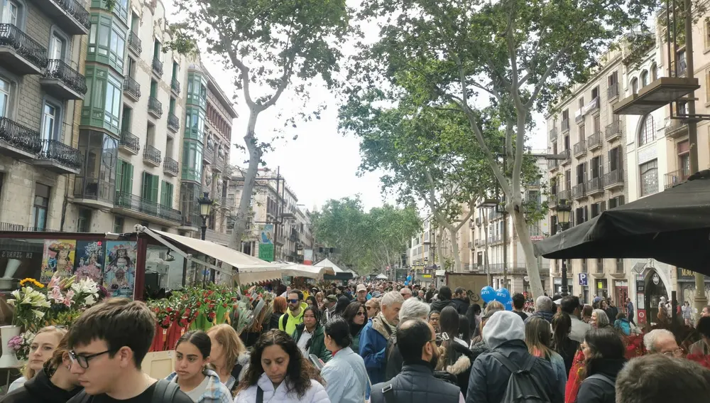 Gente paseando por La Rambla por Sant Jordi 2024